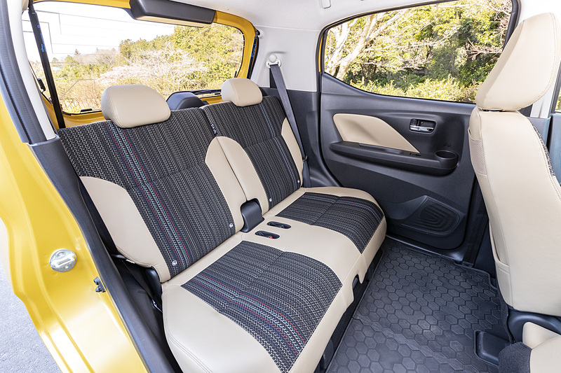 広々としたリアシート。背もたれは左右独立調節が可能