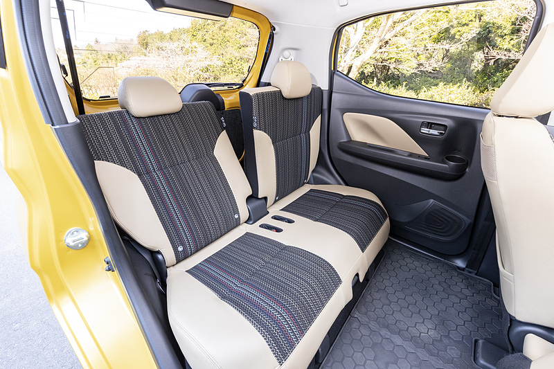 広々としたリアシート。背もたれは左右独立調節が可能