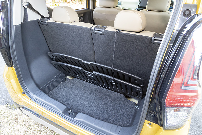 ラゲッジのフロア下にはサブトランクを装備。撮影車両は4WD車のため2WD車より若干狭くなっている