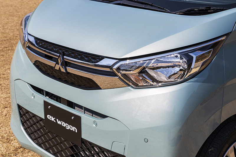 eKクロスと違い丸みを帯びたフロントマスク