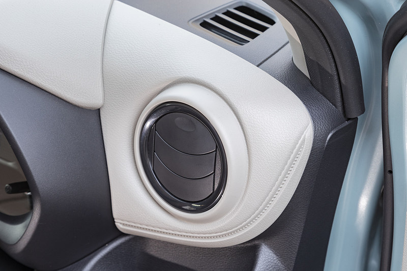 ディテールはモールドステッチと3Dパターンの組み合わせ