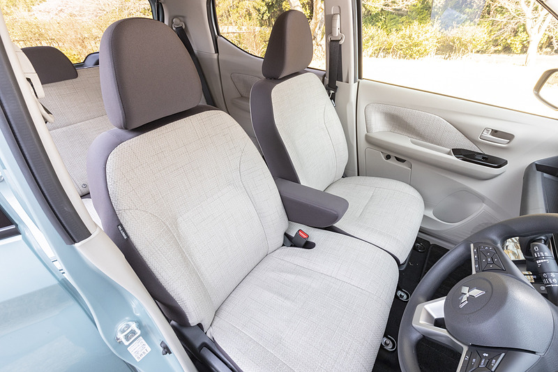 eKクロスと同じくアームレストを装備