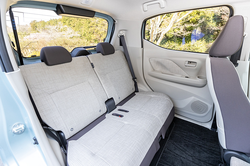 リアシートを最後部まで下げた状態。足下はかなりの広さがある