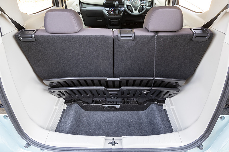 2WD車のサブトランクは54Lと大容量