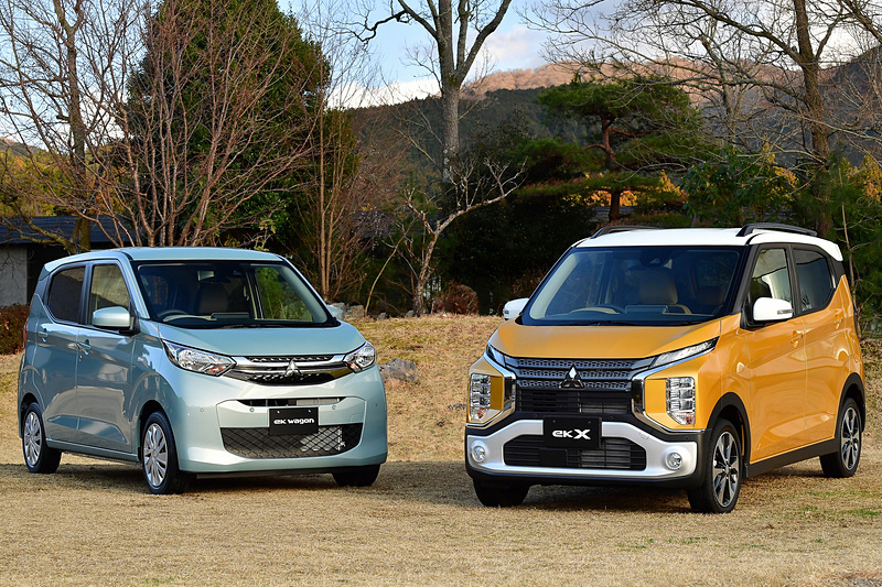 新型軽ハイトワゴン「eKワゴン」（左）と「eKクロス」（右）