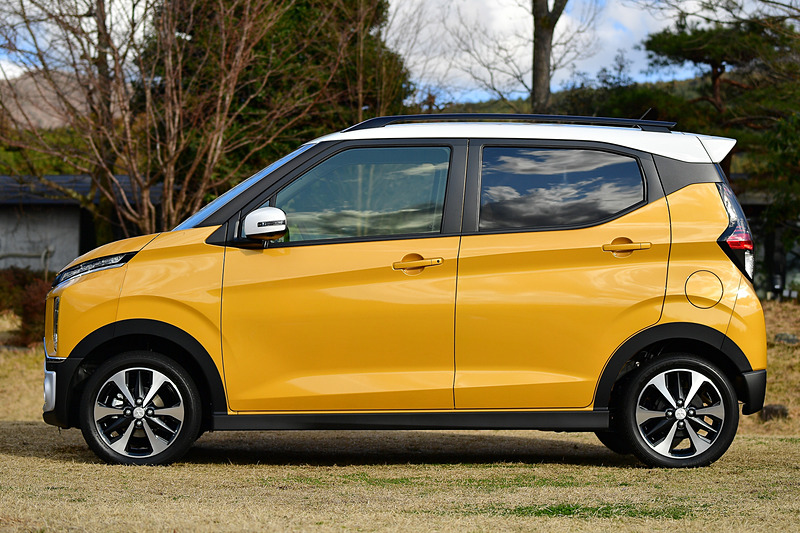 eKクロスのボディカラーは写真の「サンドイエローメタリック/ホワイトソリッド」など2トーンカラー5種類、モノトーンカラー6種類の計11種類を用意する