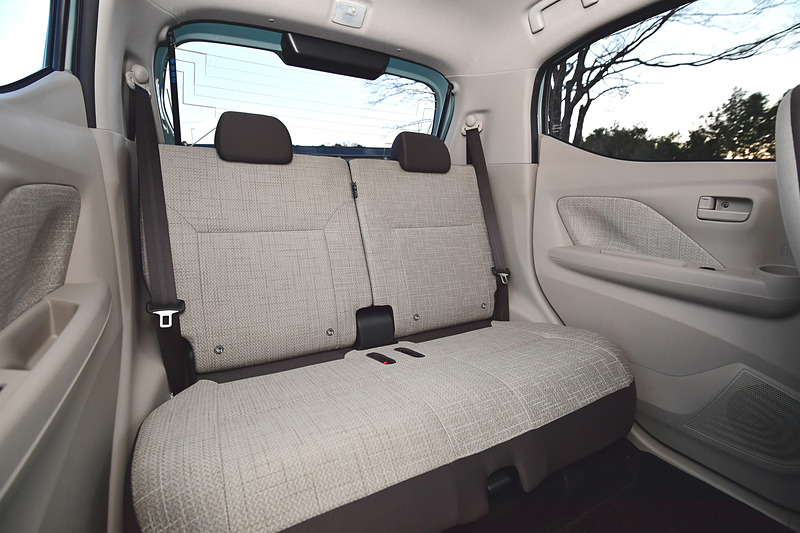 eKワゴンのインテリアはライトグレーを基調に、ソファが置かれたカフェのようなボタニカル（植物的）な車内空間を演出