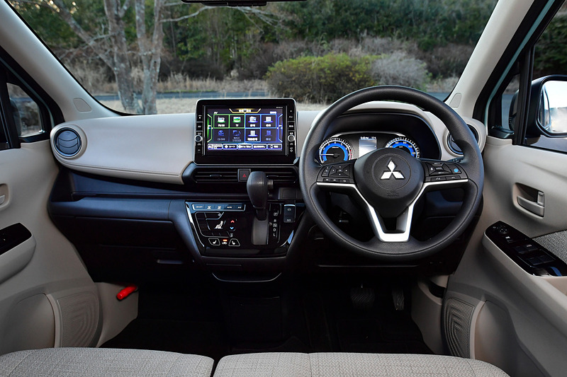 eKワゴンのインテリアはライトグレーを基調に、ソファが置かれたカフェのようなボタニカル（植物的）な車内空間を演出