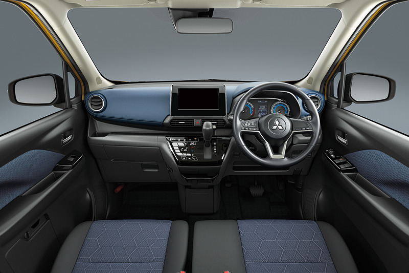 ブラックとブルーの内装色がクールな雰囲気を与えるeKクロスのインテリア