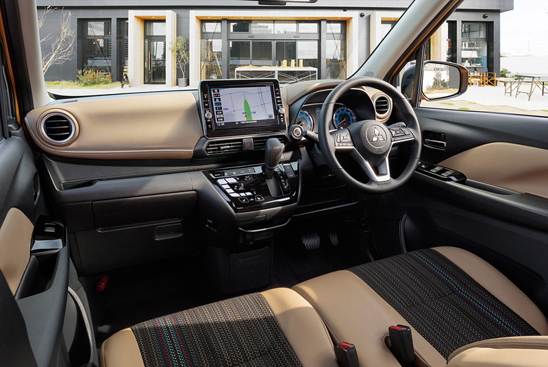 eKクロスでは合皮とクロスのコンビシートなどを採用する専用オプション「プレミアムインテリアパッケージ」（5万4000円高）を選択可能