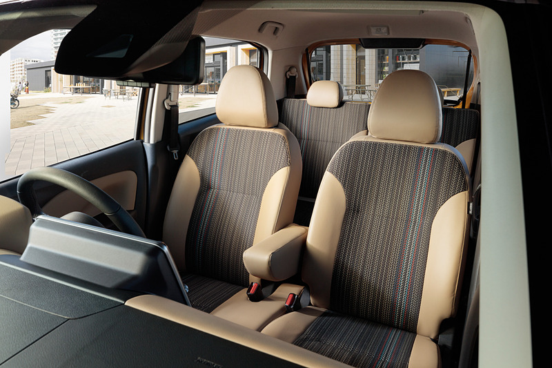 eKクロスでは合皮とクロスのコンビシートなどを採用する専用オプション「プレミアムインテリアパッケージ」（5万4000円高）を選択可能