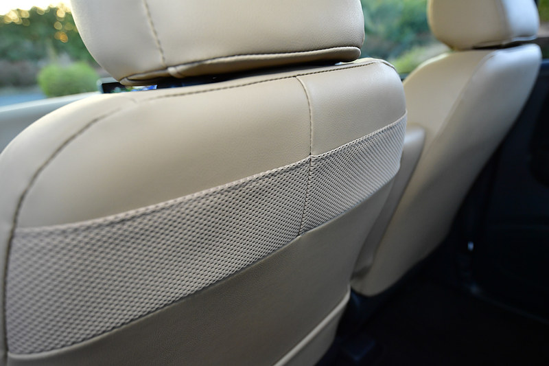 助手席背面の上側に設置されたシートバックポケットはeKクロス専用品