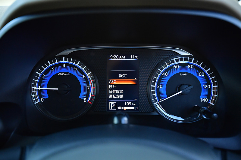 4.2インチカラーTFTディスプレイのマルチインフォメーションディスプレイをメーターパネル中央に設定