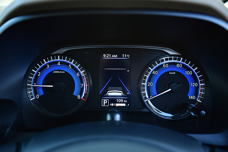 4.2インチカラーTFTディスプレイのマルチインフォメーションディスプレイをメーターパネル中央に設定