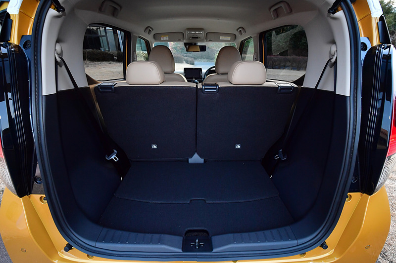 リアシートは左右分割で前後スライドやリクライニングが可能。ロック解除はすべてシートバック上のレバーで行なう