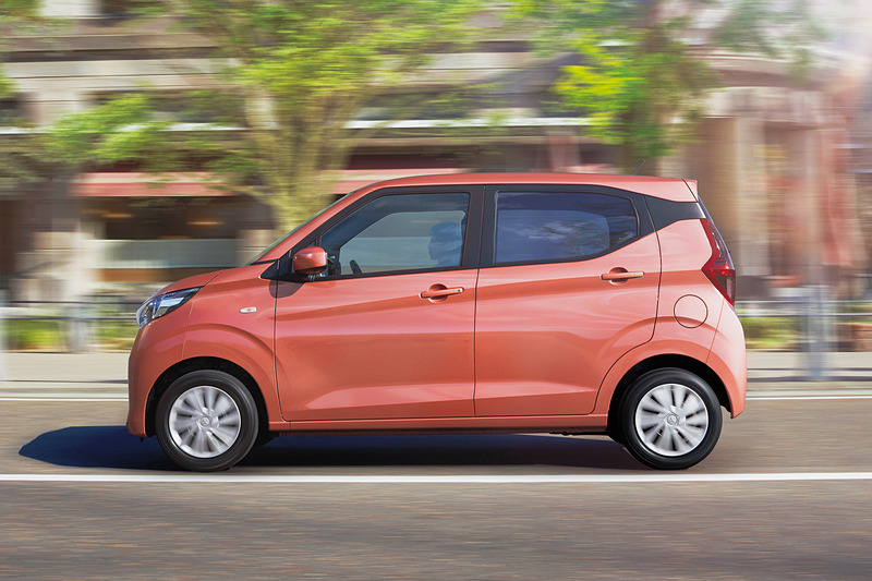 eKワゴンの走行イメージ。eKワゴンのWLTCモード燃費は2WD車が21.2km/L、4WD車が18.2km/L