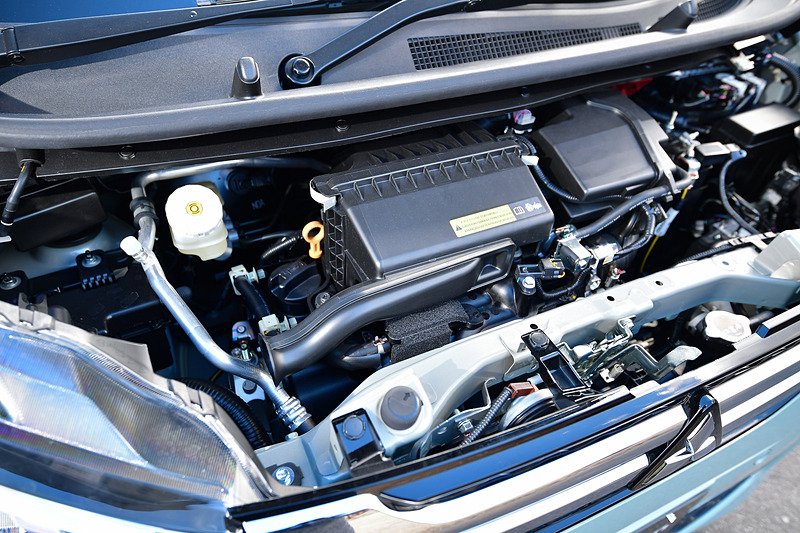 eKワゴンでは最高出力38kW（52PS）/6400rpm、最大トルク60Nm（6.1kgfm）/3600rpmを発生する「BR06」型の直列3気筒DOHC 0.66リッター自然吸気エンジンを採用