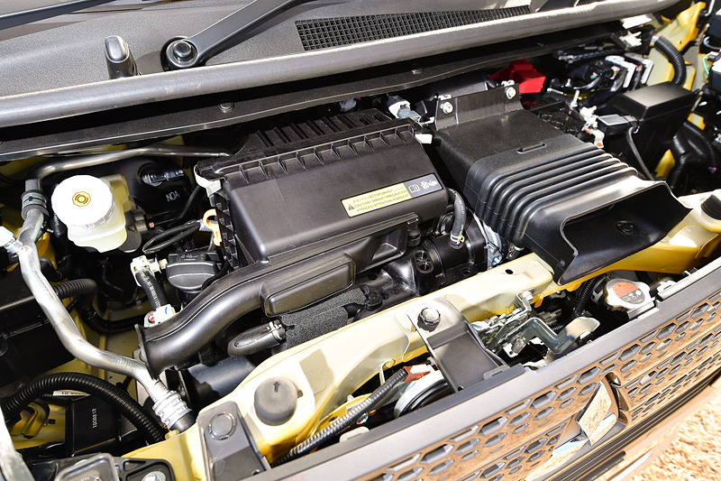 eKクロスに搭載する直列3気筒DOHC 0.66リッターターボエンジンは、最高出力47kW（64PS）/5600rpm、最大トルク100Nm（10.2kgfm）/2400-4000rpmを発生。eKクロスでは全車で「SM21」型モーターとリチウムイオン電池を使った「HYBRIDシステム」を採用