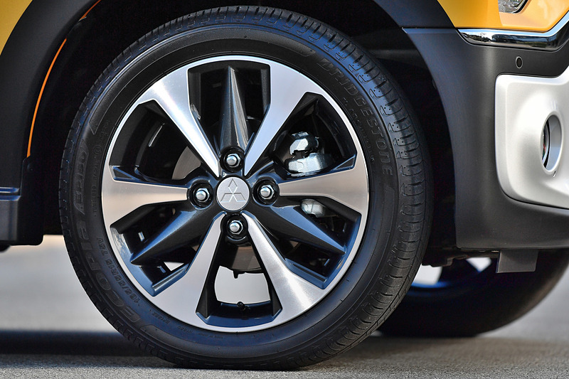 eKクロスでは、MでeKワゴンと同じ155/65 R14タイヤ、GとTで165/55 R15タイヤ（写真）を装着する