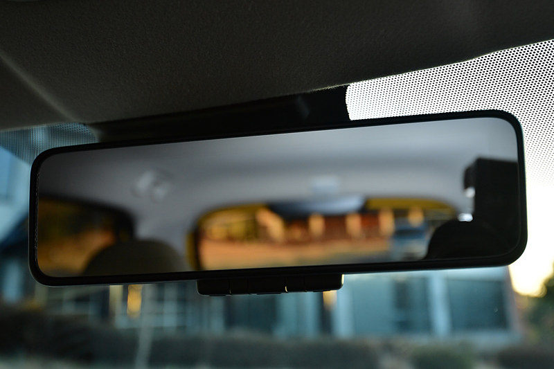 軽自動車初となる「デジタルルームミラー」（オプション）は、移動物検知機能を備えた「マルチアラウンドモニター」としても利用可能