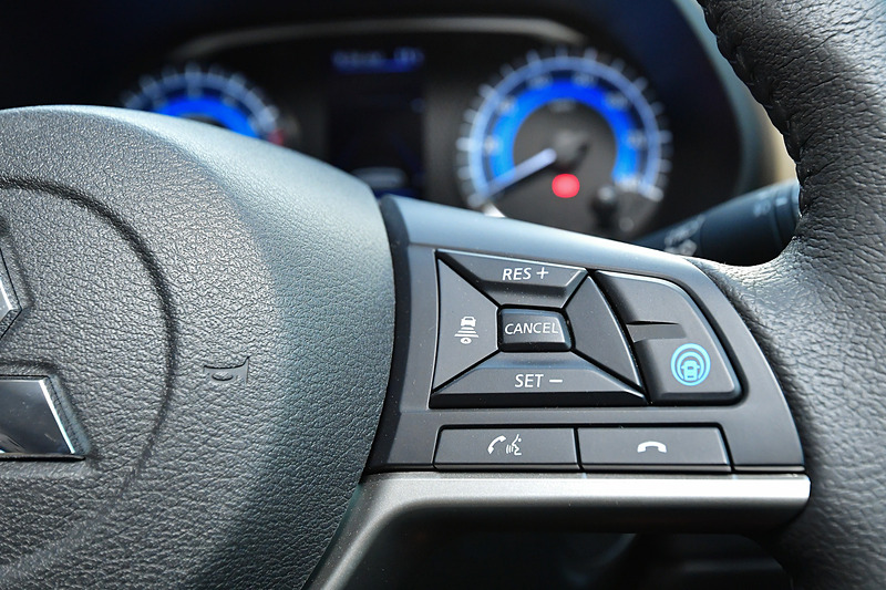 MI-PILOTはステアリングに設置したブルーのスイッチを押して起動させる