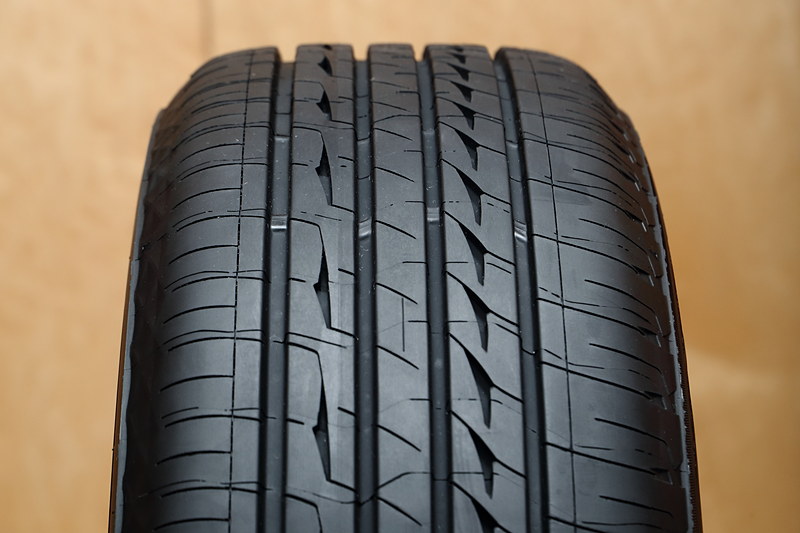 GR-XIIは、気柱管共鳴音を低減できる「ダブルブランチ型消音器」を採用して静粛性を高めた「3Dノイズ抑制グルーブ」と、摩耗に応じて形状が変化する新開発の消音器「シークレットグルーブ」を組み合わせた新しいトレッドパターン技術を採用し、新品時・摩耗時ともに静粛性を向上。また、独自の超微細技術「ナノプロ・テック」によるゴムの進化とトレッド形状の最適化により、従来品の「GR-XI」と比べて転がり抵抗を14％低減、摩耗性能を6％向上させた