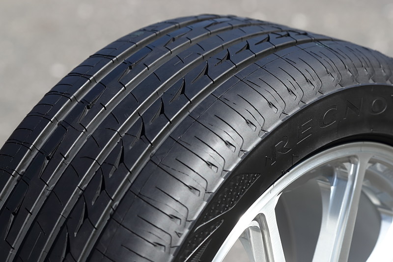 GR-XIIは、気柱管共鳴音を低減できる「ダブルブランチ型消音器」を採用して静粛性を高めた「3Dノイズ抑制グルーブ」と、摩耗に応じて形状が変化する新開発の消音器「シークレットグルーブ」を組み合わせた新しいトレッドパターン技術を採用し、新品時・摩耗時ともに静粛性を向上。また、独自の超微細技術「ナノプロ・テック」によるゴムの進化とトレッド形状の最適化により、従来品の「GR-XI」と比べて転がり抵抗を14％低減、摩耗性能を6％向上させた