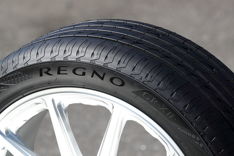 サイドデザインには縁起物とされてきた“分銅繋ぎ”デザインを従来品の「GR-XI」より踏襲するとともに、一部サイズでは最先端の微細加工技術により鮮やかな黒のコントラストを実現した「LUXBLACK（ラックスブラック）」を採用