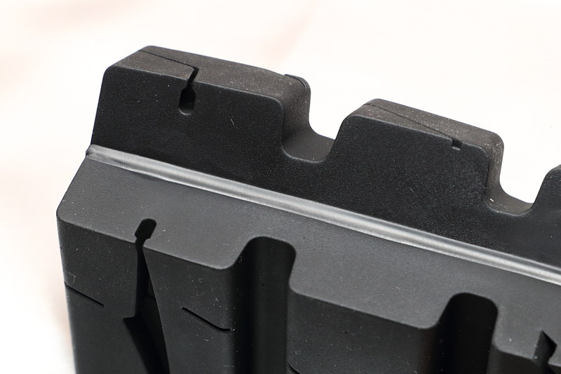 試乗会場に用意されていた展示品を見ると、表面に見えているその下にさらに大きい溝が見受けられる。この溝が今回新開発された消音器のシークレットグルーブで、摩耗によって表面に出てくると消音効果を発揮する