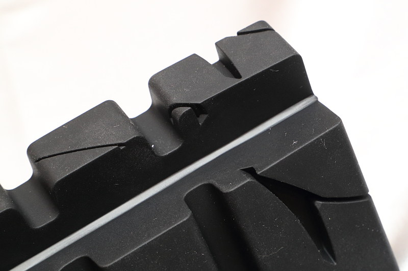 試乗会場に用意されていた展示品を見ると、表面に見えているその下にさらに大きい溝が見受けられる。この溝が今回新開発された消音器のシークレットグルーブで、摩耗によって表面に出てくると消音効果を発揮する