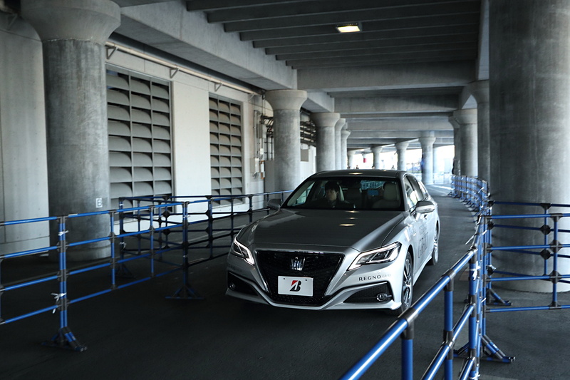 GR-XIIの新品と40％摩耗品、従来品の40％摩耗品の3種類の試乗車に同乗。その音の違いを確認した