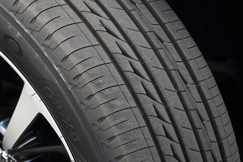 左が新品のGR-XII、右が40％摩耗品のGR-XII。摩耗してもしっかりと溝があることが分かる