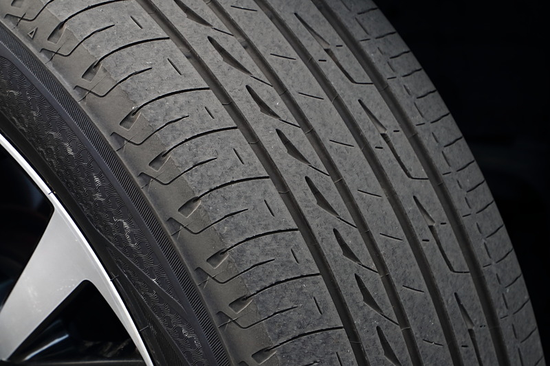 左が新品のGR-XII、右が40％摩耗品のGR-XII。摩耗してもしっかりと溝があることが分かる