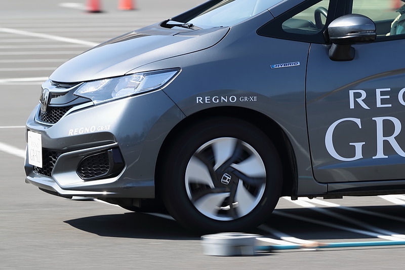 路面との接地形状の最適化により、段差を乗り越える際の衝撃を5％軽減。実際にロープを置いて作られた波状路を試乗してみると、従来品に比べて衝撃が穏やかに感じられた