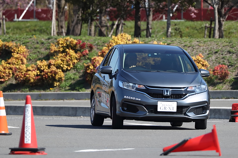 ブリヂストンの独自技術「ULTIMAT EYE」を活用して非対称形状・パターンを採用することで、従来品と同等の操縦安定性と直進安定性を確保。乗り心地と高い運動性能を両立した