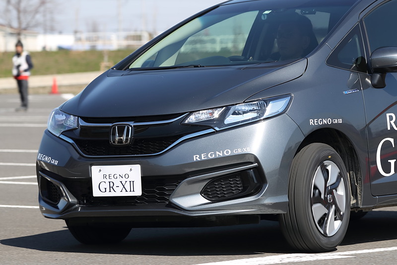 ブリヂストンの独自技術「ULTIMAT EYE」を活用して非対称形状・パターンを採用することで、従来品と同等の操縦安定性と直進安定性を確保。乗り心地と高い運動性能を両立した