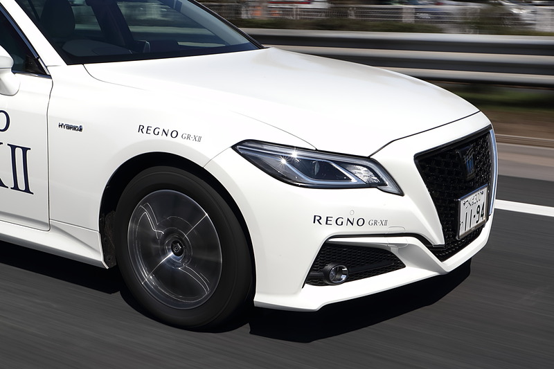 トヨタ自動車「クラウン」とメルセデス・ベンツ「Eクラス」で一般道と高速道路の走りを体感。非常に高い静粛性と運動性能、ストレスなく走れるスムーズさも感じられた