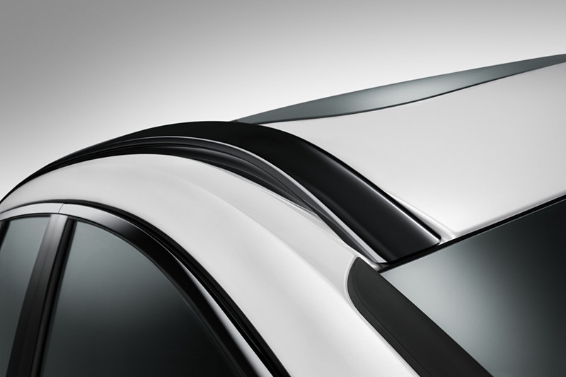 R-Design専用サイドウィンドウトリム、インテグレーテッド･ルーフレール グロッシーブラック仕上げ