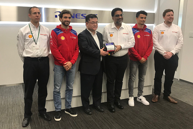 左右の端にいる白いシャツの人は、マヒンドラチームの英国人。左から2人目の赤いシャツを着ている人がドライバーのジェローム・ダンブロシオ選手、中央の日本人はルネサスの執行役員 吉岡真一さん、吉岡さんの右はマヒンドラ・レーシングのチームプリンシパル ディルバーグ・ギルさん、ギルさんの隣はパスカル・ウェーレイン選手