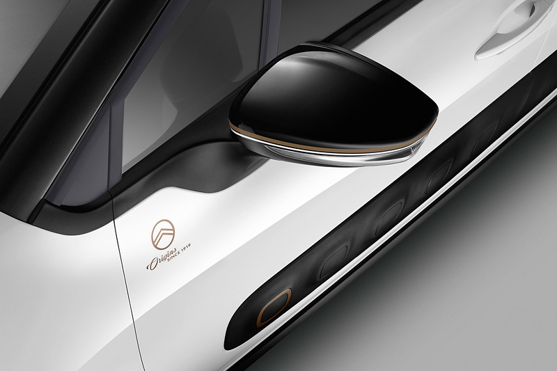 ドアミラー、ルーフステッカー、Cピラーにブロンズカラーのストライプデコレーションを設定