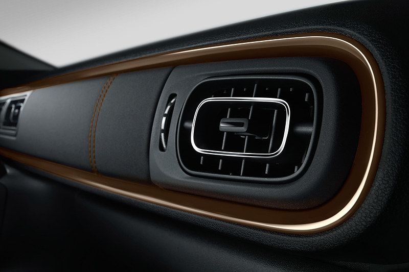 ダッシュボードにはブロンズステッチが入り、ブロンズフレームが装着される