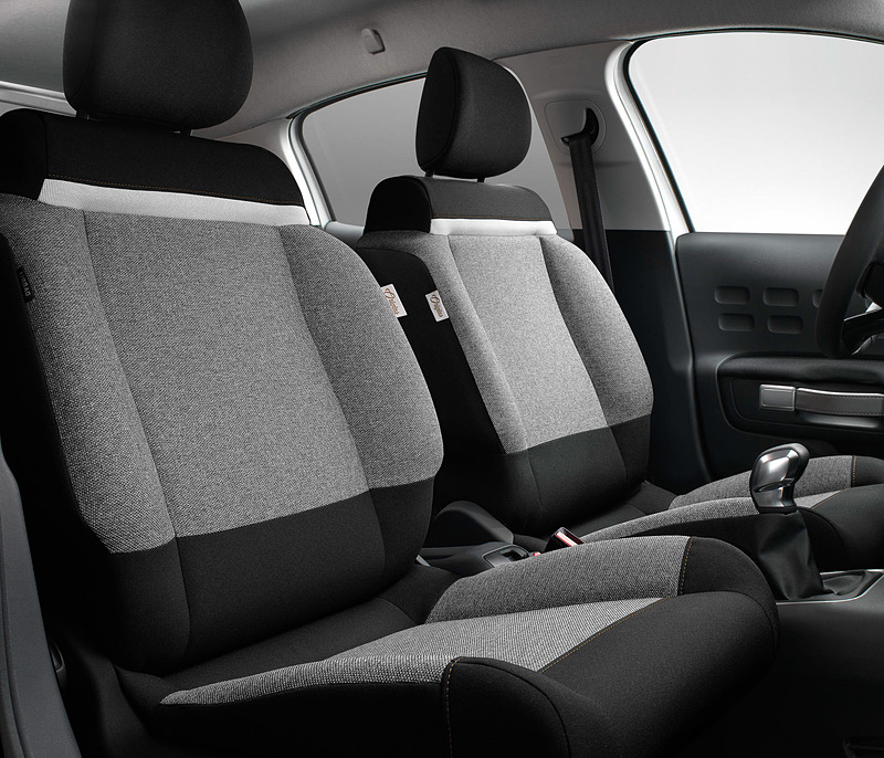 専用のブロンズステッチ入りファブリックコンビネーションシート（グレー/ブラック/ホワイト）となる