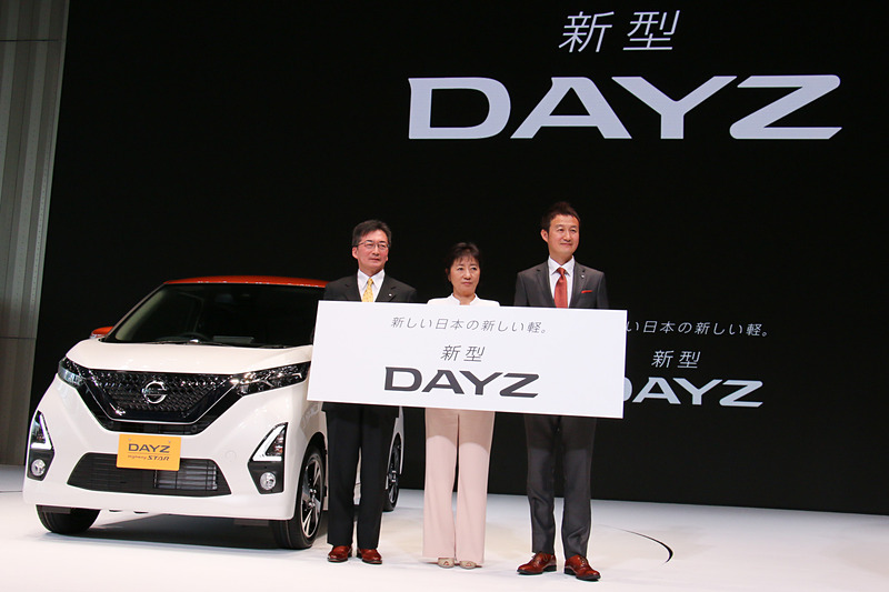 新型軽自動車「デイズ」発表会では、日産自動車株式会社の第一製品開発本部 第一製品開発部 チーフ ビークル エンジニア 齊藤雄之氏（左）、専務執行役員 星野朝子氏（中央）、日本戦略企画本部 日本戦略企画部 部長 豊嶋浩氏（右）の3人がプレゼンテーションを実施