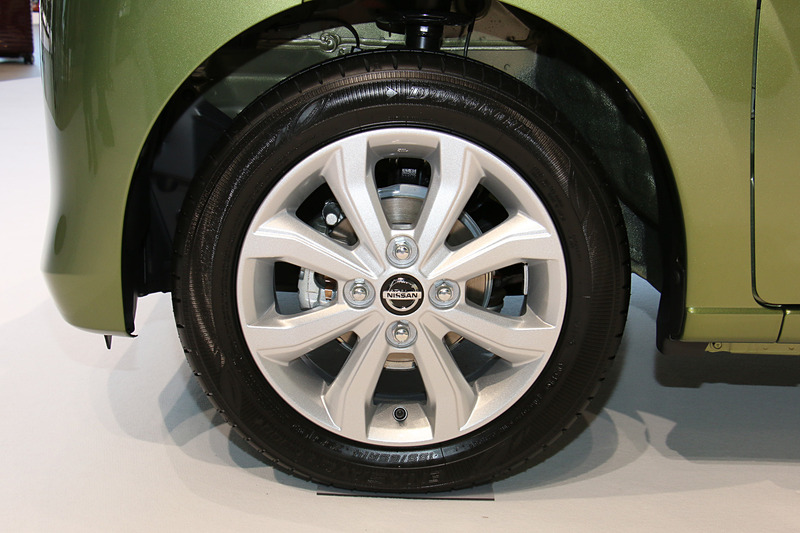 タイヤサイズは前後155/65 R14。ホイールはX（写真）がアルミホイール、Sがスチールホイール＋フルホイールカバー