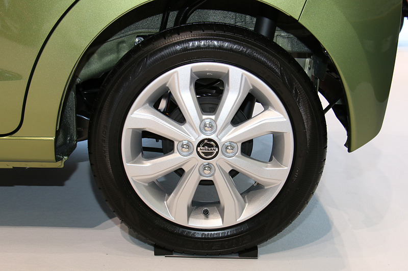 タイヤサイズは前後155/65 R14。ホイールはX（写真）がアルミホイール、Sがスチールホイール＋フルホイールカバー