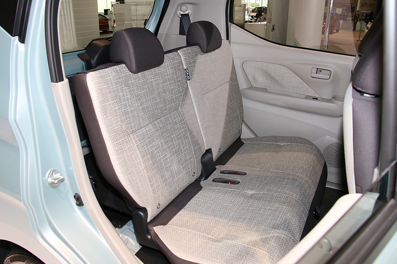 内装色は明るいアイボリー。シート表皮のトリコットは麻袋のような凹凸を感じさせるものとなっている