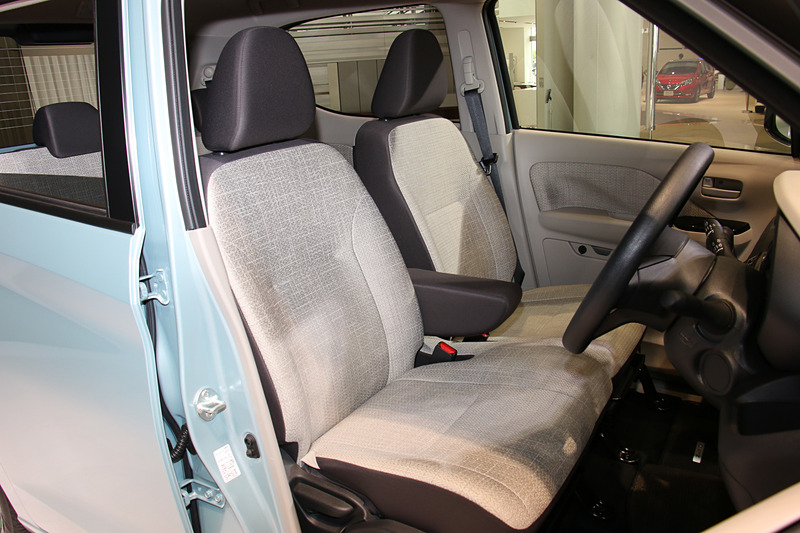 大型のフロントセンターアームレストは全車標準装備