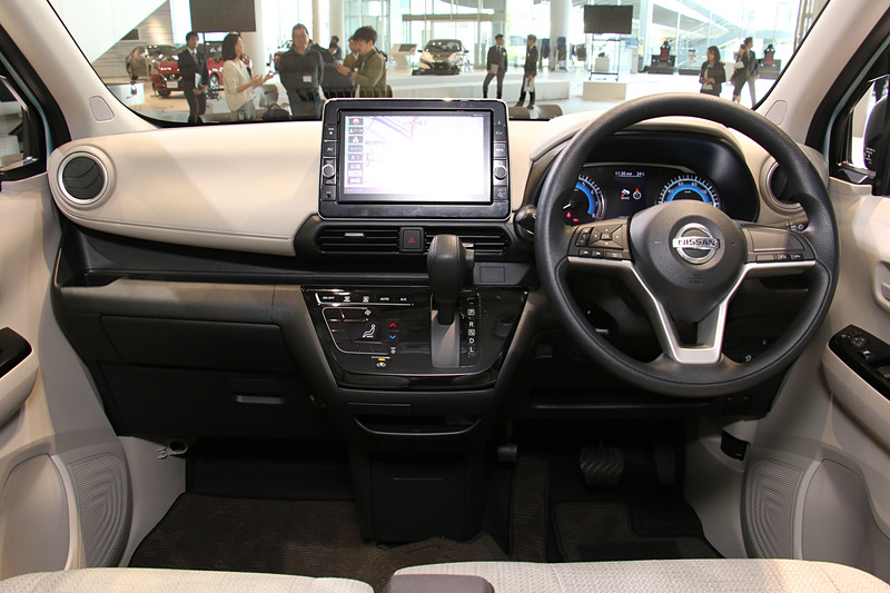 センターウォークスルーが可能なインパネシフトを採用。パーキングブレーキは足踏み式