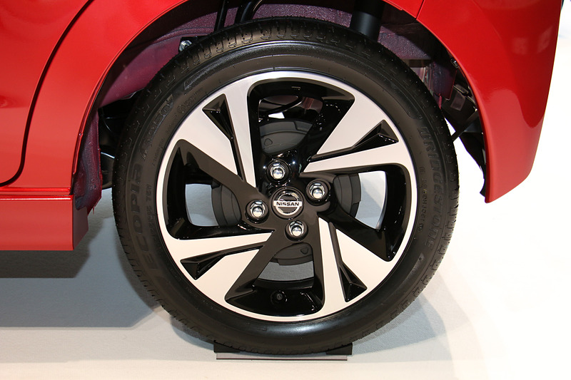 タイヤサイズは前後165/55 R15