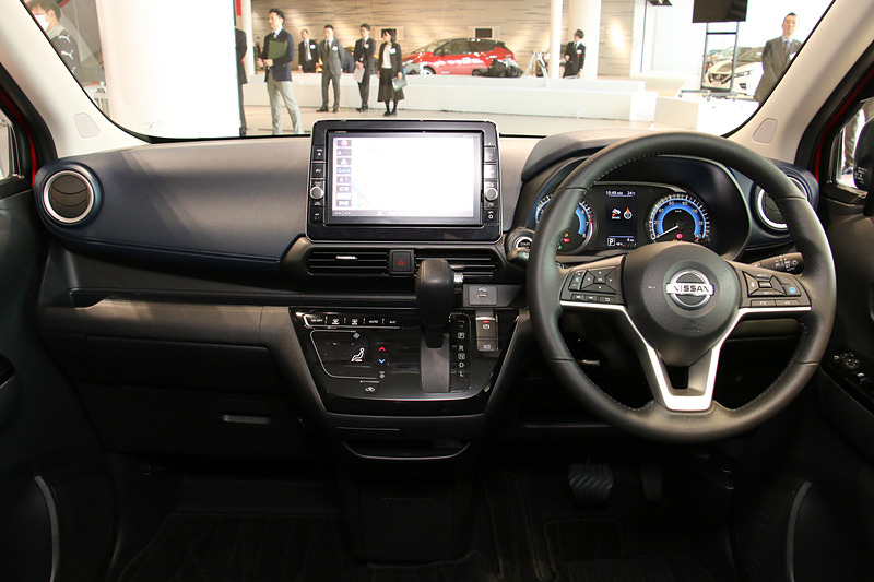 デイズ ハイウェイスターはステアリングが本革巻きとなる。電動パーキングブレーキは「プロパイロット」などと同時装着される